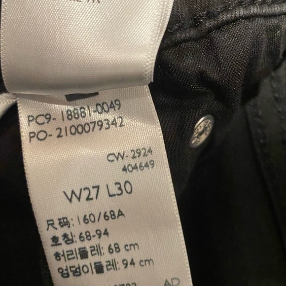 Like new, cotton, Black Levi's Women's Slim Jeans. - Picture 3 of 7